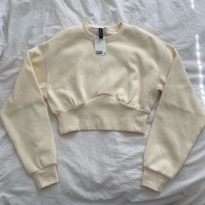 H&M cream cropped crewneck sweatshirt